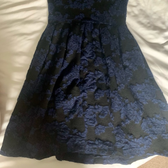 NAVY & BLACK FLORAL DRESS - Picture 3 of 3